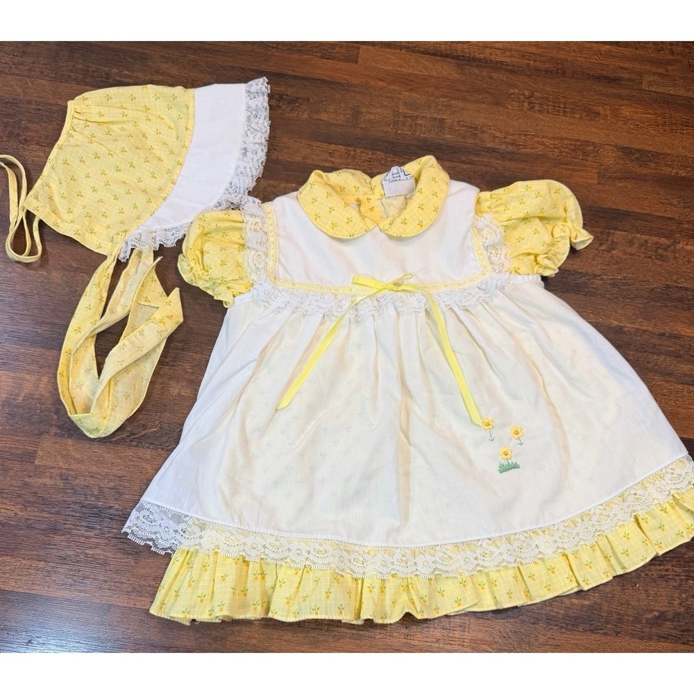 Vintage yellow and white pinafore-style dress w/ ruffled lace bonnet. Size 2T